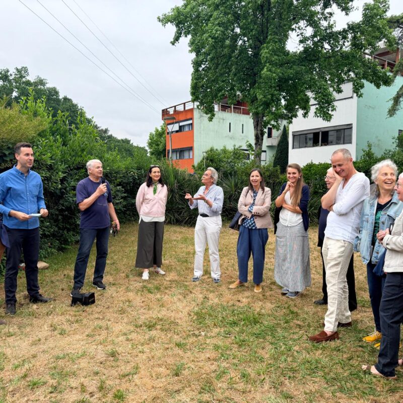 Franck Raynal Maire de Pessac, Fabien Leroy élu culture patrimoine rayonnement de la ville, Jean-François Clocheau Vivre aux QMF, Beate Heigel présidente de la Fédération, Philippe Gadou habitant des QMF, Brigitte Bouvier directrice de la Fondation Le Corbusier, Coralie Vitorès association des sites Le Corbusier, Michel Triballeau secrétaire général de la Fédération, Vincent Donet habitant des QMF, Mylène Cirette habitante des QMF, Martine Vittu vice-présidente de la Fédération