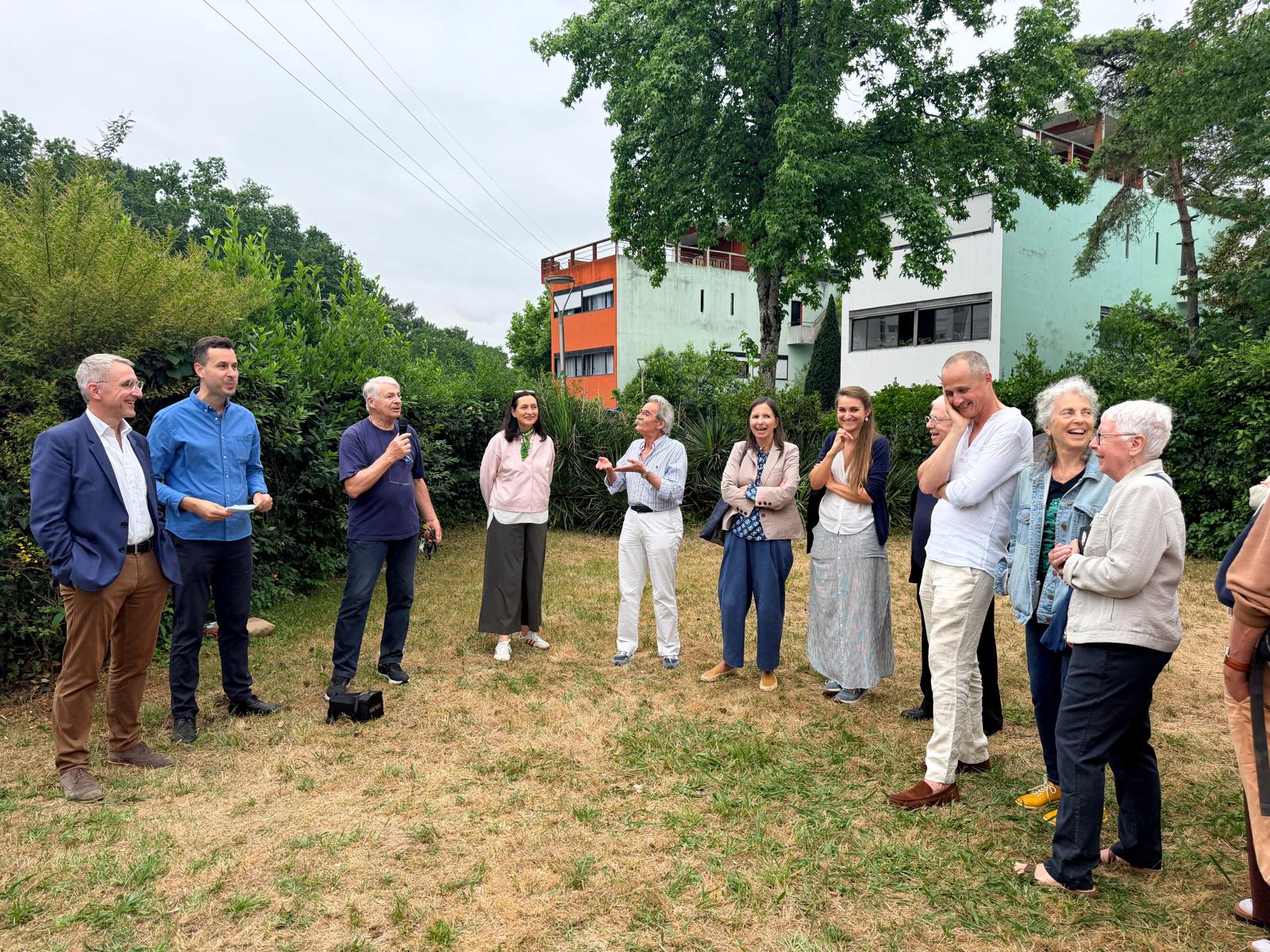 Franck Raynal Maire de Pessac, Fabien Leroy élu culture patrimoine rayonnement de la ville, Jean-François Clocheau Vivre aux QMF, Beate Heigel présidente de la Fédération, Philippe Gadou habitant des QMF, Brigitte Bouvier directrice de la Fondation Le Corbusier, Coralie Vitorès association des sites Le Corbusier, Michel Triballeau secrétaire général de la Fédération, Vincent Donet habitant des QMF, Mylène Cirette habitante des QMF, Martine Vittu vice-présidente de la Fédération