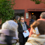 Agnès Dieumegard, animatrice du patrimoine accompagnait les visiteurs pour découvrir les œuvres exposées chez les habitants - Photo Gaëlle Deleflie - © g.deleflie