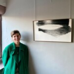 Dana Cojbuc devant son œuvre : Sans titre #6, 2023 - photo les arts au mur artothèque