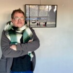 Frédéric Desmesure devant son œuvre : Urbains ordinaires 1, 2011 - photo les arts au mur artothèque
