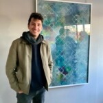 Florian de la Salle devant son œuvre : Monotype, numéro 1, 2023 - photo les arts au mur artothèque Florian de la Salle devant son œuvre : Monotype, numéro 1, 2023 - photo les arts au mur artothèque